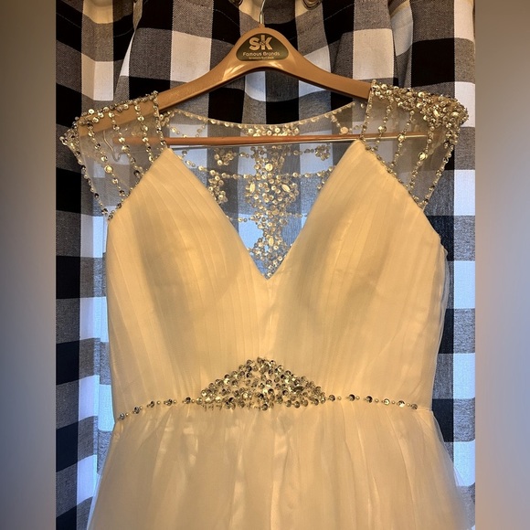 Dresses & Skirts - Beautiful wedding dress/formal Size 8, never worn only tried on. No alterations.